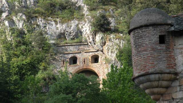 The Cova Bastera cave